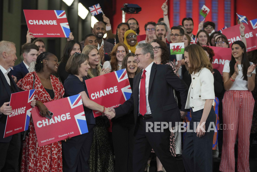 Perdana Menteri Pemimpin Partai Buruh Inggris Keir Starmer menyapa pendukungnya usai menyampaikan pidato politiknya di Tate Modern, London, Jumat (5/7/2024).