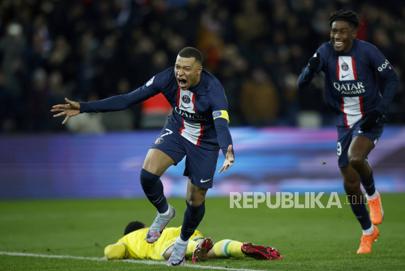 Pemain Paris Saint Germain Kylian Mbappe melakukan selebrasi saat merayakan kemenangan 4-2 saat pertandingan sepak bola Liga 1 Prancis antara PSG dan FC Nantes, di Paris, Prancis, (4/3/2023). Mbappe akan jadi komandan lini serang dalam menghadapi Bayern Muenchen. 