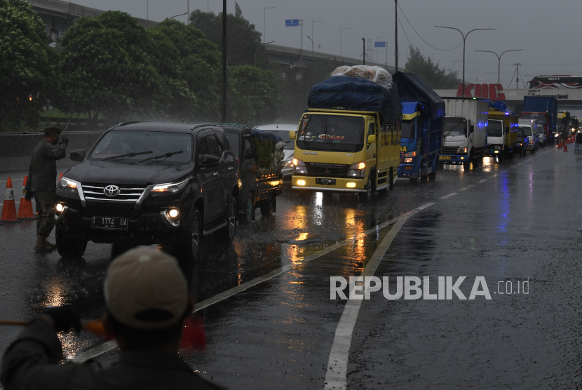 Antrean kendaraan saat pemeriksaan surat kelengkapan syarat masuk wilayah Jabodetabek di KM 47 Tol Cikampek-Jakarta, Jawa Barat, Rabu (27/5/2020). Petugas gabungan melakukan pemeriksaan dan memperketat pengawasan arus transportasi yang hendak masuk ke Jabodetabek guna memutus penyebaran COVID-19