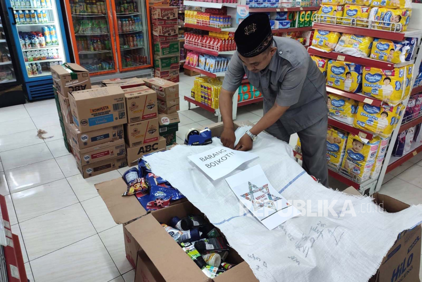 Pengelola minimarket HK Mart di Kabupaten Kuningan menurunkan produk-produk yang terafiliasi dengan Israel dan memutuskan untuk tidak lagi menjual produk-produk tersebut. 