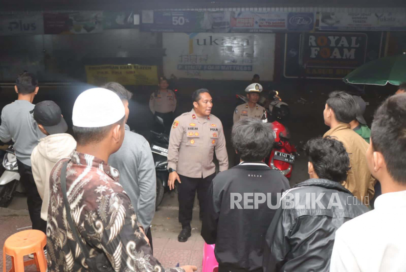 Jajaran Polres Indramayu melaksanakan patroli skala besar di Kabupaten Indramayu, Jawa Barat, Sabtu (22/7/2023) malam.