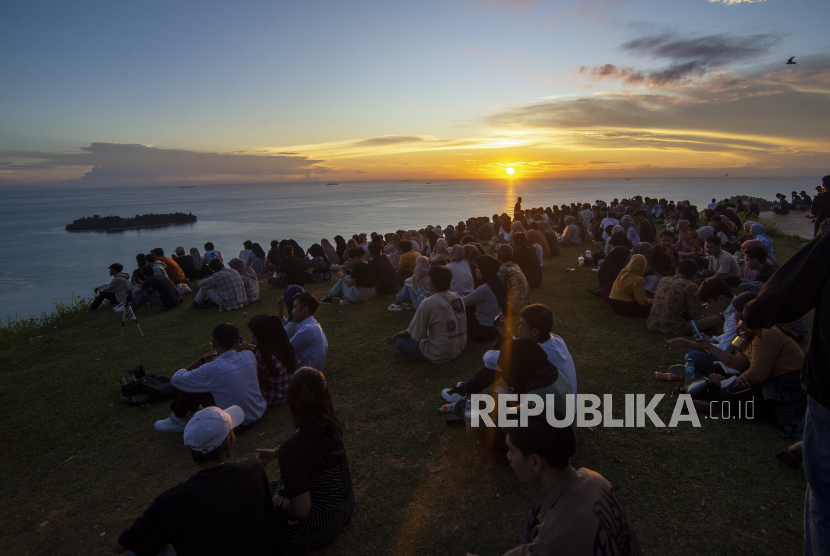 Pengunjung menikmati matahari terbenam (sunset) dari puncak Bukit Gado-gado, di Padang, Sumbar. Jumlah kunjungan ke Sumbar pada Januari-Mei 2024 meningkat.