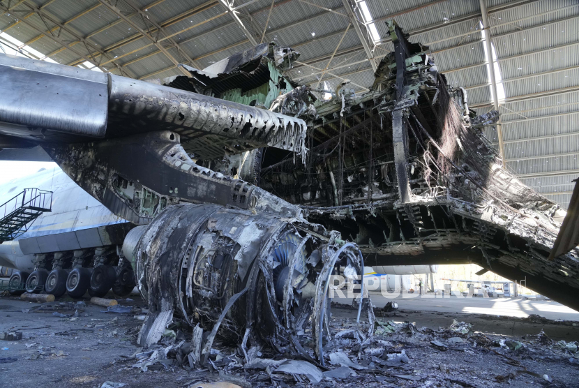 Reruntuhan Antonov An-225, pesawat kargo terbesar di dunia, hancur selama pertempuran baru-baru ini antara pasukan Rusia dan Ukraina, di bandara Antonov di Hostomel, di pinggiran Kyiv, Ukraina, Kamis, 5 Mei 2022.