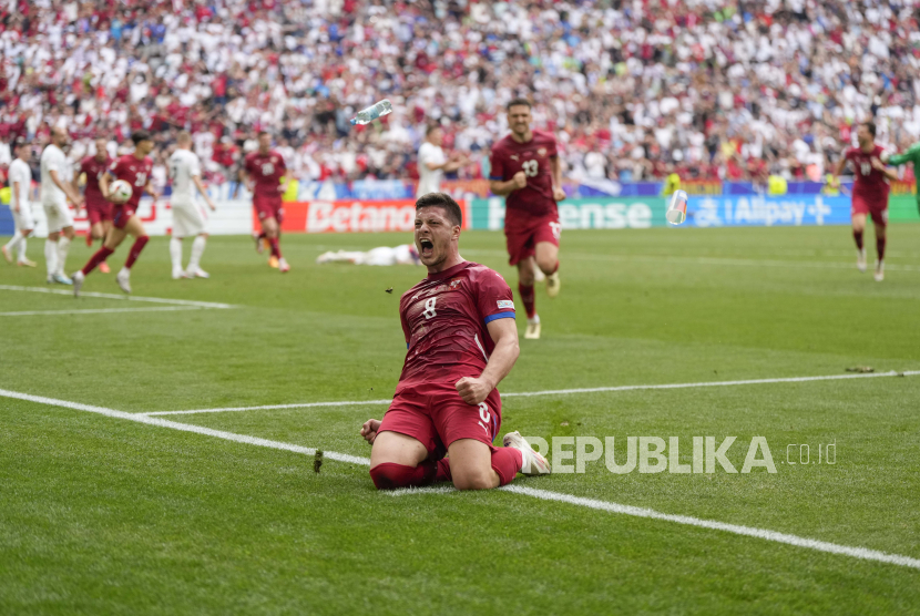 Penyerang Serbia Luka Jovic merayakan golnya ke gawang Slovenia yang menjaga asa Serbia untuk lolos ke babak 16 besar Euro 2024.