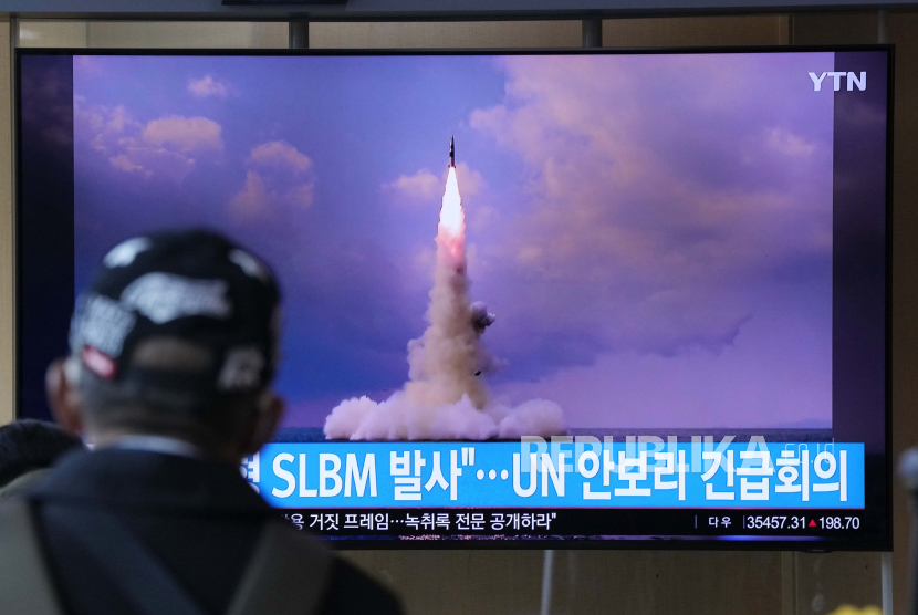  Seorang pria menonton layar TV yang menampilkan gambar rudal balistik Korea Utara yang diluncurkan dari kapal selam selama program berita. Korea Utara percaya diri militernya memiliki kemampuan ofensif dan defensif yang dapat mengatasi perang modern apa pun.