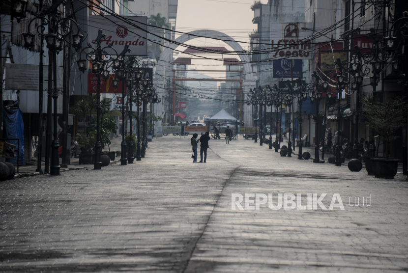 Suasana salah satu pusat perbelanjaan yang sepi di Kota Bandung, Jawa Barat, Rabu (21/7/2021). Menindaklanjuti arahan Presiden Joko Widodo, Pemerintah Kota Bandung kembali memperpanjang PPKM hingga 25 Juli mendatang dengan melonggarkan beberapa kebijakan guna mencegah penyebaran COVID-19. 