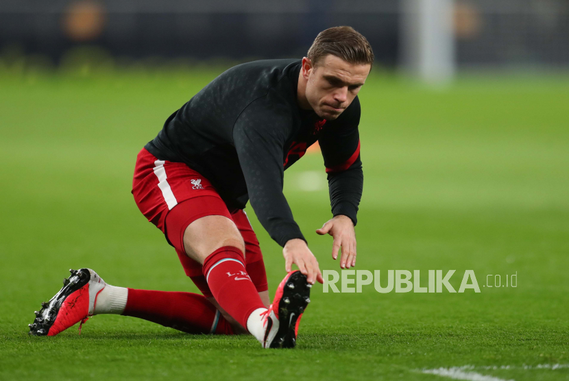 Pemain Liverpool Jordan Henderson beraksi selama pemanasan menjelang pertandingan sepak bola Liga Premier Inggris antara Tottenham Hotspur dan Liverpool FC di London, Inggris, 28 Januari 2021.