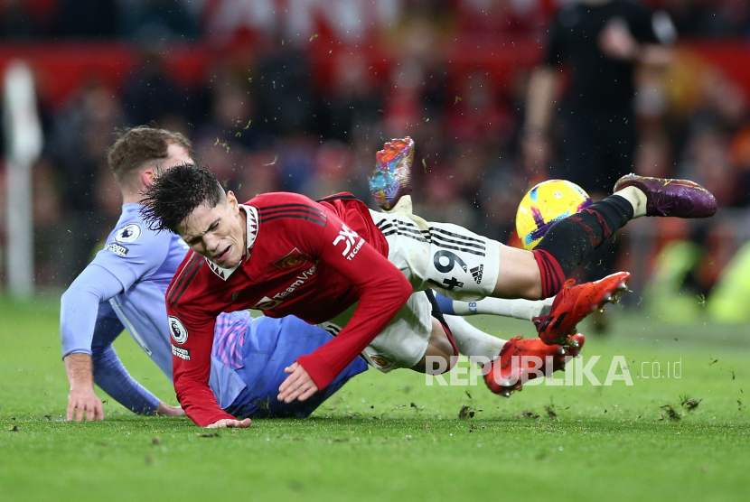 Alejandro Garnacho of Manchester United in action against Jack Stacey of Bournemouth during the English Premier League soccer match between Manchester United and AFC Bournemouth, in Manchester, Britain, 03 January 2023.  