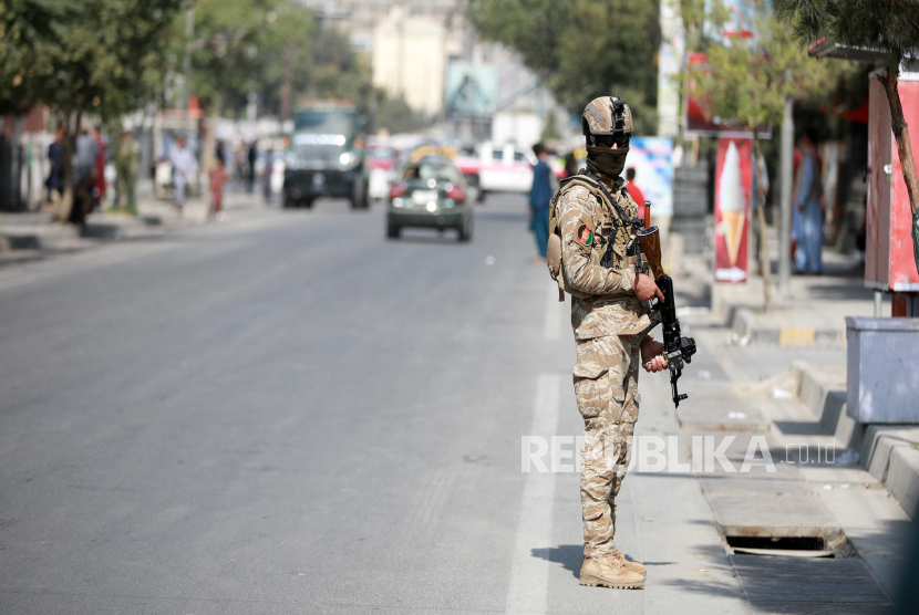  Seorang petugas keamanan Afghanistan berjaga-jaga setelah ledakan di Kabul, Afghanistan, 09 September 2020. Menurut laporan awal, setidaknya 2 orang tewas terbunuh dan 12 lainnya luka-luka dalam pengusiran yang menargetkan wakil presiden Afghanistan Amrullah Saleh.