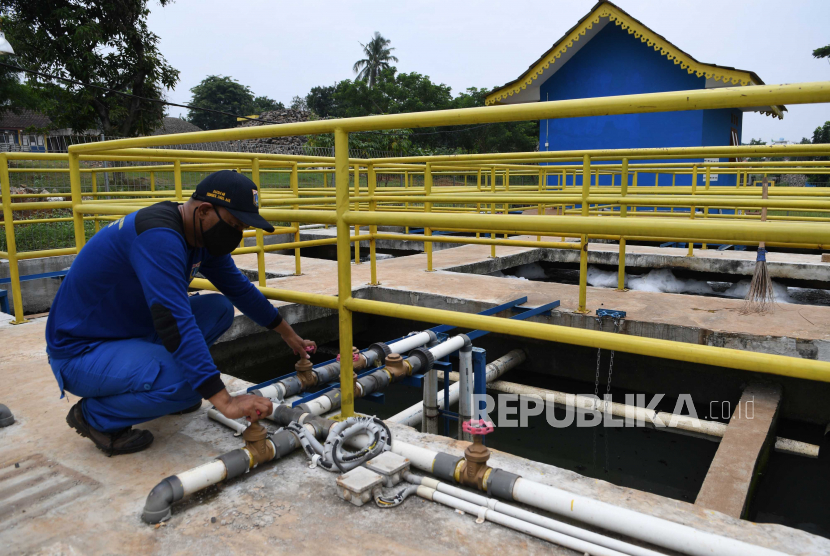 Petugas Bidang Air Beku, Air Bersih, dan Air Limbah Dinas Sumber Daya Air Provinsi DKI Jakarta memeriksa instalasi pengolahan air limbah. Menteri PUPR Basuki Hadimuljono sebut IPAL Krukut berikan nilai tambah untuk Jakarta.