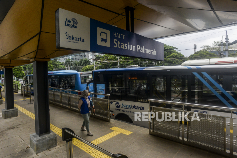 Calon penumpang berjalan di dekat bus Transjakarta rute 1F di Halte Stasiun Palmerah, Jakarta (ilustrasi). PT Transportasi Jakarta (TransJakarta) secara bertahap menjalankan rekomendasi dari Komite Nasional Keselamatan Transportasi (KNKT) terkait evaluasi musibah kecelakaan.