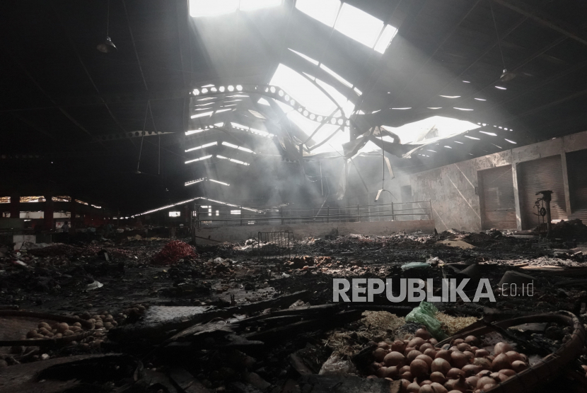 Sejumlah lapak dan kios hangus terbakar di lantai dua Pasar Wage Purwokerto, Banyumas, Jawa Tengah, Senin (21/9/2020). Api membakar sejumlah kios dan lapak pedagang di lantai satu dan dua Pasar Wage Purwokerto pada Senin (21/9/) dini hari. 