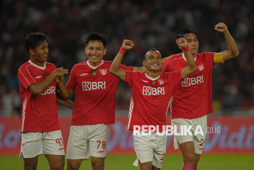 Pemain Liga Indonesia All Star Riko Simanjuntak (kedua kanan) bersama pemain lainnya melakukan selebrasi usai berhasil mencetak goal ke gawang Oxford United FC saat bertanding pada laga Piala Presiden 2025 di Stadion Utama Gelora Bung Karno (SUGBK), Jakarta, Ahad (6/7/2025). Pada laga tersebut, Oxford United berhasil menaklukan Liga Indonesia All Star dengan skor 6-3. Pertandingan tersebut menjadi laga pembuka gelaran Piala Presiden 2025.