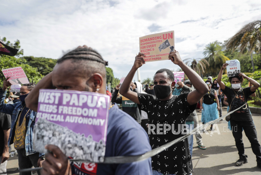 Aktivis Papua Merdeka memegang plakat dalam aksi protes memperingati Hari Ulang Tahun Organisasi Papua Merdeka di Jakarta, 01 Desember 2020. Puluhan aktivis menggelar unjuk rasa menuntut pemerintah memberikan kebebasan bagi rakyat Papua.