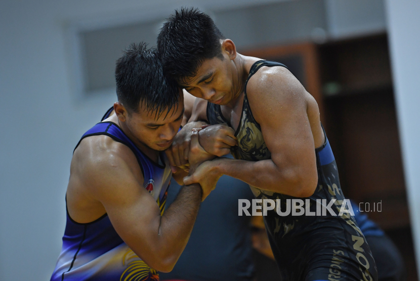 Pegulat Indonesia, Muhammad Aliansyah (kanan) dan Andika Sulaeman (kiri), saat menjalani latihan. 