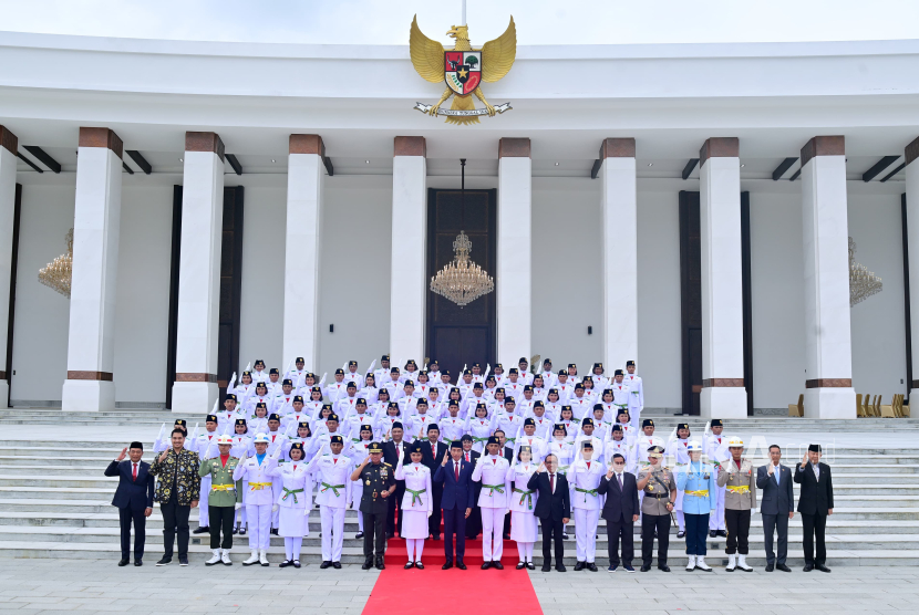 Presiden Joko Widodo berfoto bersama anggota Paskibraka 2024 seusai upacara pengukuhan di Istana Negara, Ibu Kota Nusantara (IKN), Kalimantan Timur, Selasa (13/8/2024). Presiden mengukuhkan 76 anggota Paskibraka 2024 yang nantinya akan bertugas di Istana Negara, IKN pada 17 Agustus 2024.