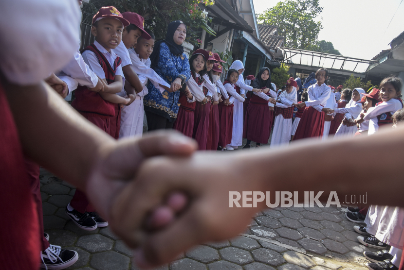 Sejumlah siswa bersama guru bermain di halaman SDN 010 Cidadap, Kota Bandung, Jawa Barat, Senin (17/7/2023). Usul Menkeu Sri Mulyani berpotensi pangkas alokasi anggaran pendidikan.