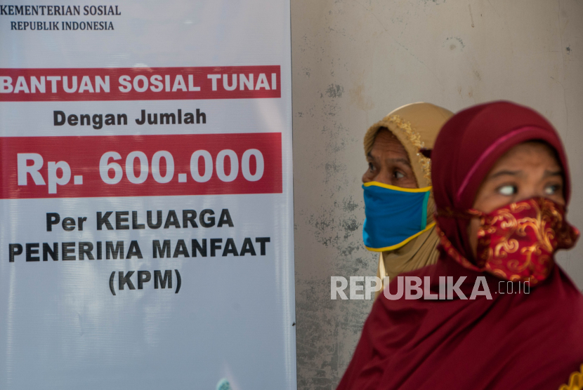 Warga mengantre untuk menerima Bantuan Sosial Tunai (BST) Kantor Pos Warunggunung, Lebak, Banten, Ahad (17/5/2020). Bantuan dari pemerintah terhadap warga terdampak Covid-19 bukan hanya menjangkau warga miskin yang selama ini terdata di Data Terpadu Kesejahteraan Sosial (DTKS) tapi juga warga lainnya yang memang terdampak langsung seperti warga yang mengalami Pemutusan Hubungan Kerja (PHK).