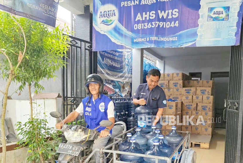 Junaidi Bachtiar, pekaku usaha Aqua Home Service di Koto Tangah, Kota Padang. 