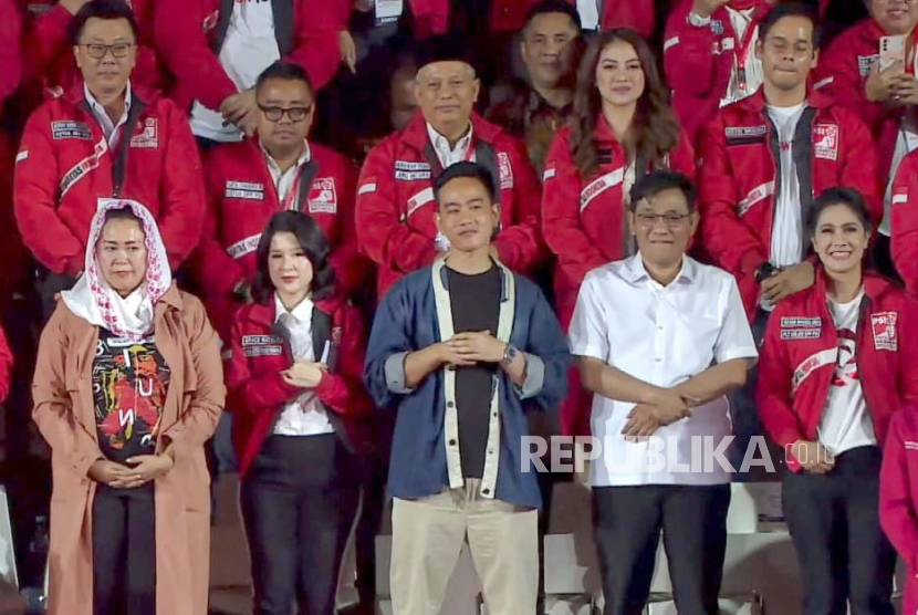 Wali Kota Solo Gibran Rakabuming Raka dan politikus PDIP Budiman Sudjatmiko menghadiri Kopi Darat Nasional (Kopdarnas) yang digelar Partai Solidaritas Indonesia (PSI) di Tennis Indoor Senayan, Jakarta, Selasa (22/8/2023) malam.