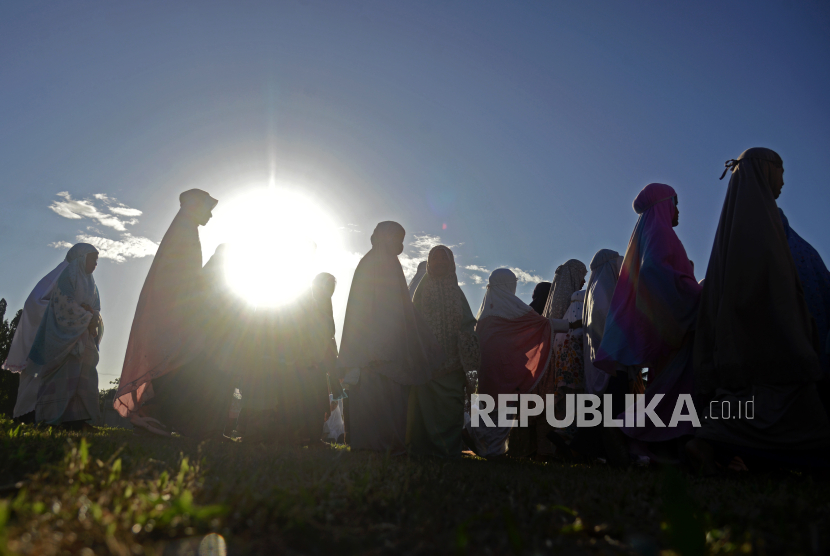 Sejumlah  umat Islam bersiap melaksanakan Shalat Istisqa atau shalat minta hujan di Stadion Black Star, Desa Masjid Lhamlhom, Kecamatan Lhoknga, Kabupaten Aceh Besar, Aceh, Kamis (18/7/2024). 