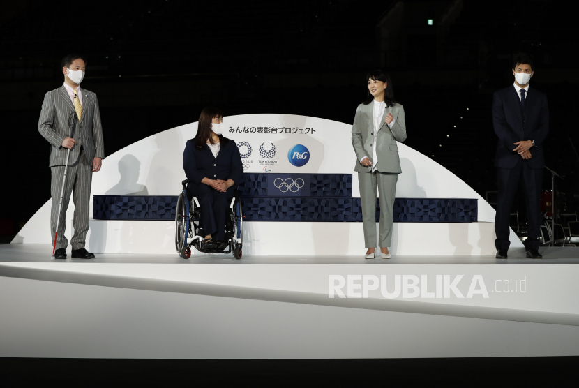  Olympians and Paralympians (LR) Junichi Kawai, Kuniko Obinata, Kyoko Iwasaki dan Ryota Murata menghadiri acara pembukaan untuk elemen termasuk podium, musik, kostum dan nampan medali yang akan digunakan selama upacara kemenangan di Olimpiade dan Paralimpiade Tokyo 2020 di Ariake Arena, di Tokyo, Jepang, Kamis (3/6).