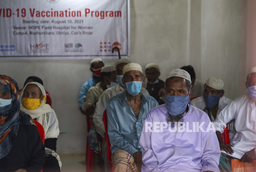 Pengungsi Rohingya menunggu untuk divaksinasi COVID-19.