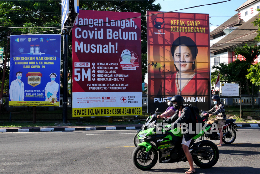 Baliho kepak sayap kebhinekaan Puan Maharani terpasang di Rejowinangun, Yogyakarta, Rabu (11/8). Beberapa baliho Puan Maharani di Yogyakarta terpasang di sudut Kota Yogyakarta.