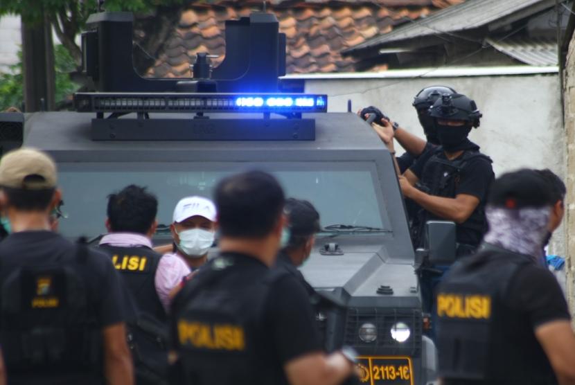  Tim Densus 88 Anti Teror.  Terduga teroris ditangkap di Sampit dan Palangkaraya, Kalteng.