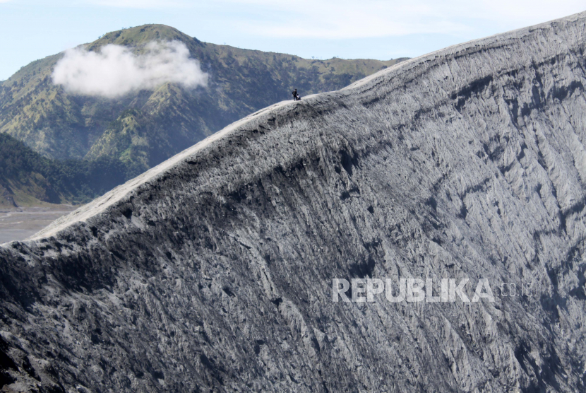 Wisatawan mendaki ke kawah Gunung Bromo di Probolinggo, Jawa Timur (ilustrasi).