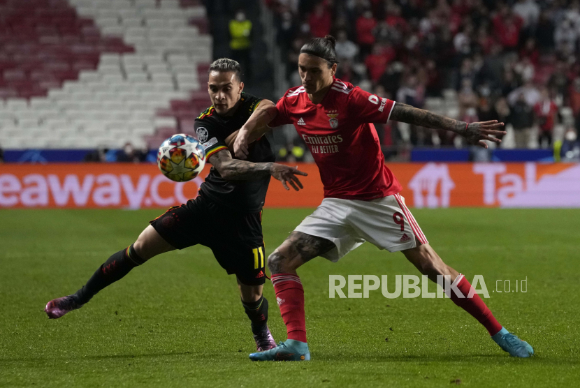 Antony dari Ajax, kiri, berebut bola dengan Darwin Nunez dari Benfica pada pertandingan leg pertama babak 16 besar Liga Champions antara Benfica dan Ajax di stadion Luz di Lisbon, Rabu, 23 Februari 2022.