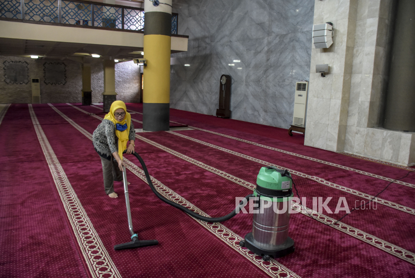 Petugas membersihkan karpet di area Masjid Raya Bandung (MRB), (ilustrasi)