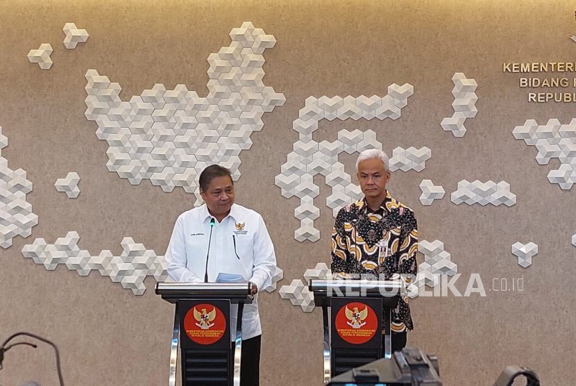 Menko Perekonomian, Airlangga Hartarto bersama Gubernur Jawa Tengah, Ganjar Pranowo dalam konferensi pers bersama di Kantor Kemenko Perekonomian, Jakarta Pusat, Senin (17/7/2023).