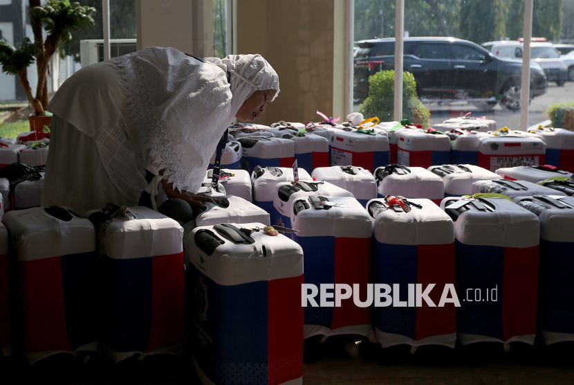 Jamaah calon haji kloter 1 Jakarta mencari kopernya saat tiba di Asrama Haji Pondok Gede, Jakarta, Kamis (1/5/2025). Sebanyak 393 jamaah calon haji kloter 1 mulai masuk ke Asrama Haji Pondok Gede Jakarta sebelum bertolak ke tanah suci untuk menjalani rangkaian ibadah haji.