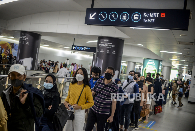 Penumpang mengantre usai menaiki MRT di Stasiun MRT Bundaran HI, Jakarta (ilustrasi).