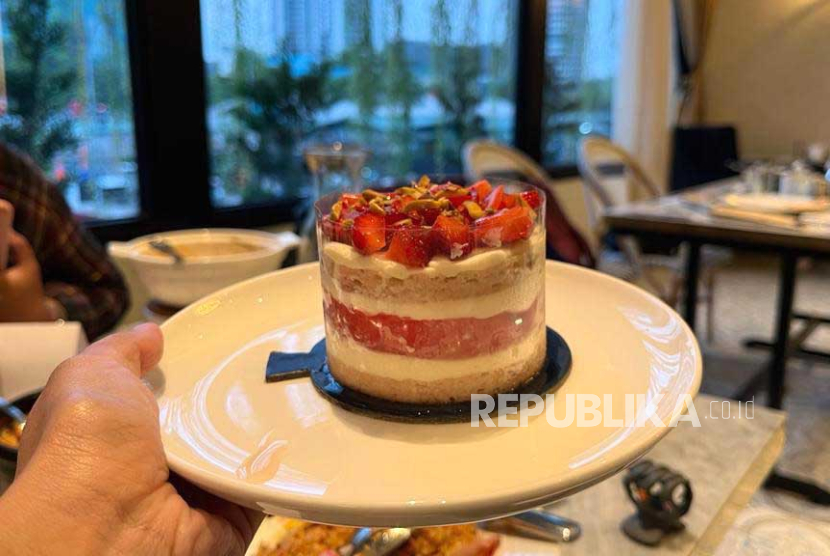 Menu Watermelon Cake yang menjadi salah satu dessert istimewa di Dear Clio di Gedung The Hachi, Puri Indah, Kembangan, Jakarta Barat. 