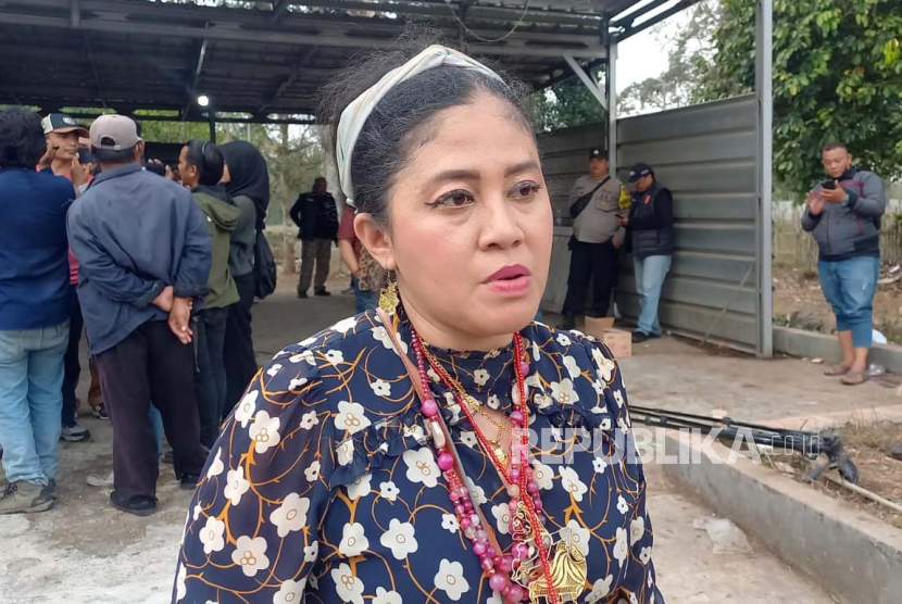 Rara Pawang hujan menjelaskan kehadirannya di rumah korban pembunuhan ibu dan anak di Jalan Cagak, Subang, Selasa (24/10/2023). 