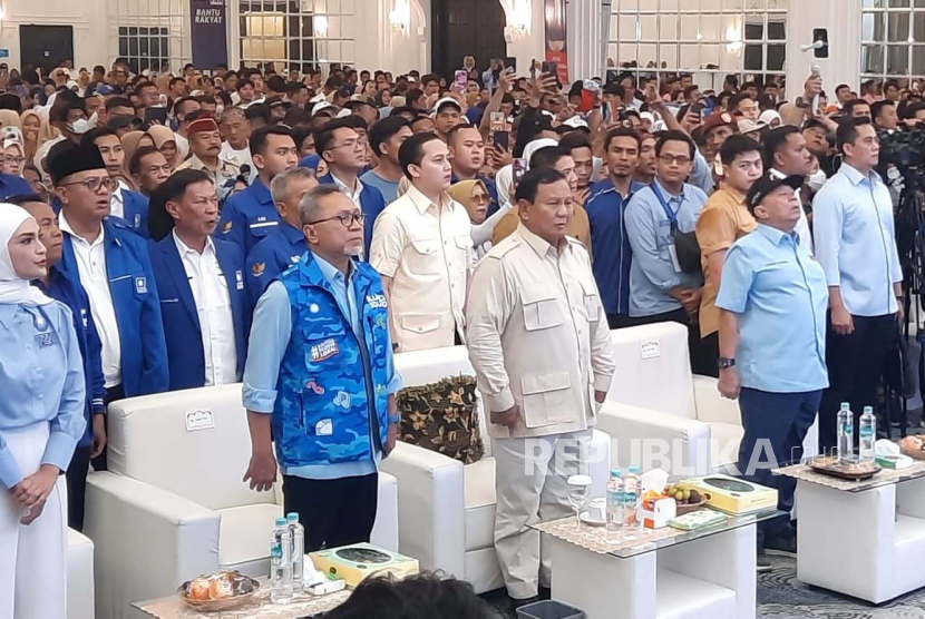 Ketua Umum PAN, Zulkifli Hasan dan capres nomor urut 2, Prabowo Subianto saat menghadiri acara Konsolidasi Relawan Prabowo-Gibran Lampung di Kota Bandar Lampung, Kamis (11/1/2024). 