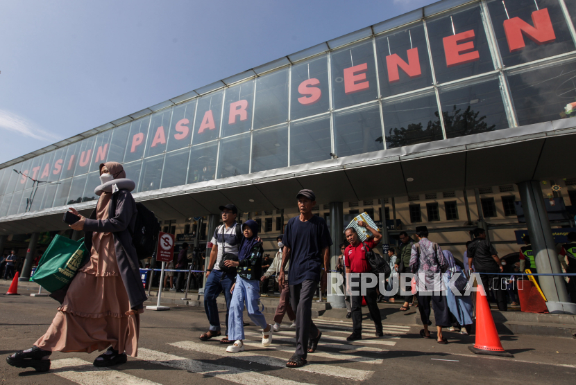 Sejumlah penumpang kereta api berjalan keluar setibanya di Stasiun Pasar Senen, Jakarta, Sabtu (13/4/2024).