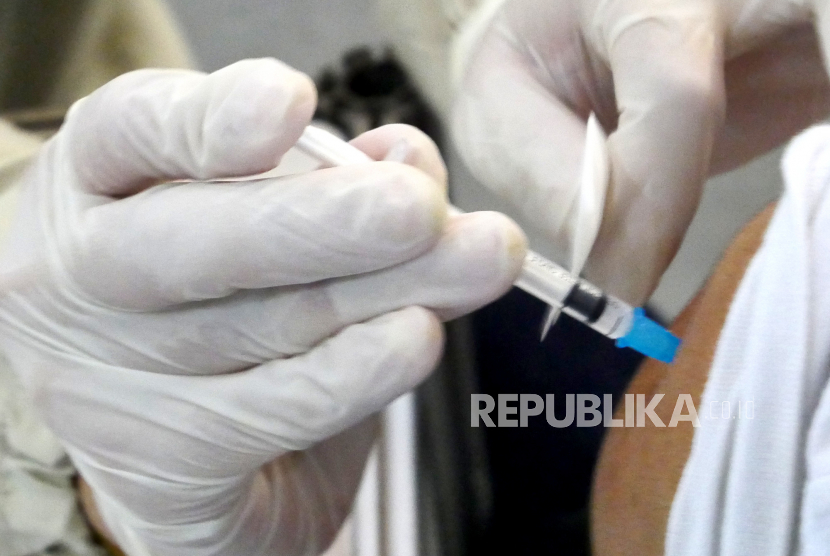TNI Angkatan Udara (AU) melakukan vaksinasi Covid-19 dosis kedua bagi masyarakat di Provinsi Daerah Istimewa Yogyakarta (DIY). (Foto: Vaksinasi Covid-19 di Yogyakarta)