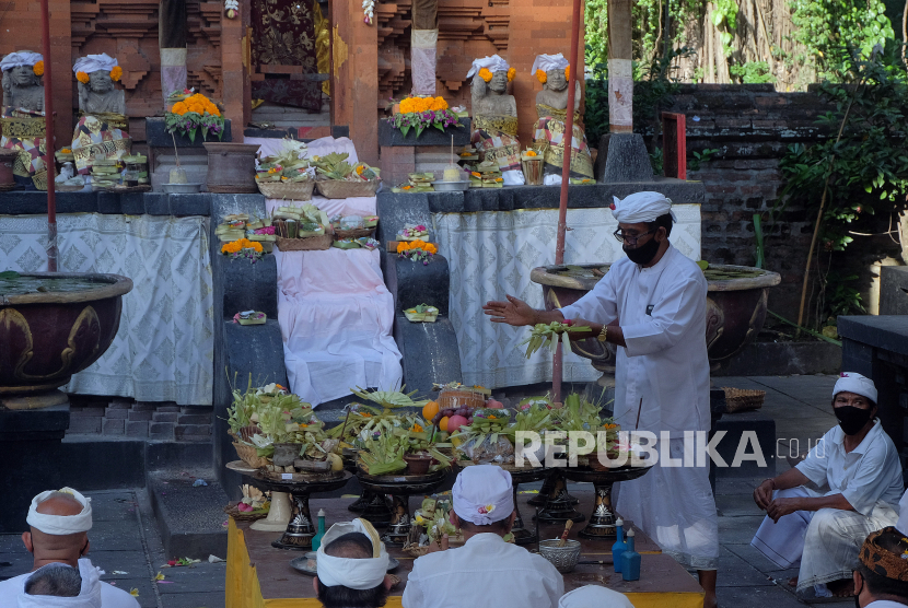 Umat Hindu menggelar prosesi persembahyangan dengan protokol kesehatan (ilustrasi). Satgas Penanganan Covid-19 memuji Provinsi Bali yang dianggap berhasil menekan laju penularan infeksi virus corona.