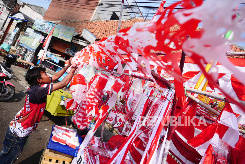 Penjual bendera Merah Putih. Web pendaftaran untuk hadir di perayaan Hari Kemerdekaan di Istana sempat down.