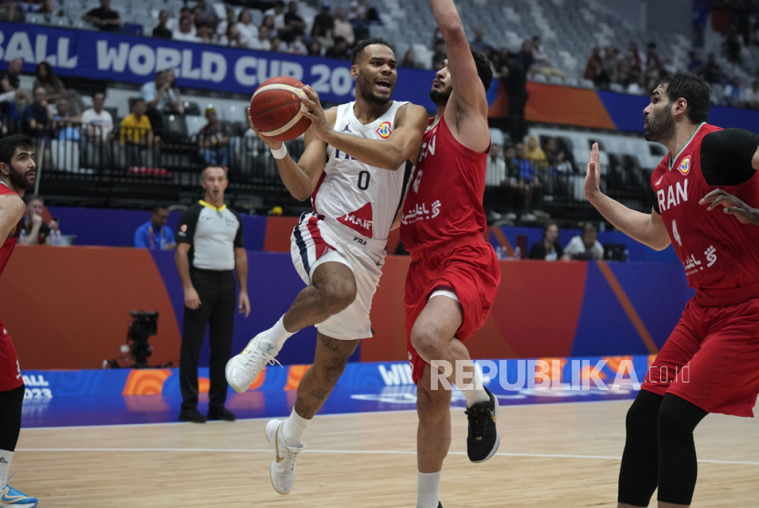 Pebasket Timnas basket Prancis Elie Okobo (kiri) berusaha melewati barisan pertahanan Timnas basket Iran pada pertandingan babak fase klasifikasi penentuan peringkat 17-32 FIBA World Cup 2023 di Indonesia Arena, Gelora Bung Karno, Senayan, Jakarta, Kamis (31/8/2023). 
