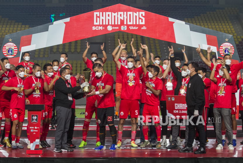 Menpora Zainudin Amali menyerahkan trofi Piala Menpora kepada pemain Persija Jakarta yang mengalahkan Persib Bandung pada pertandingan leg dua final Piala Menpora di Stadion Manahan, Solo, Jawa Tengah, Minggu (25/4/2021). Pada pertandingan tersebut Persija menang dengan skor 2-1 atau menang agregat 4-1. 