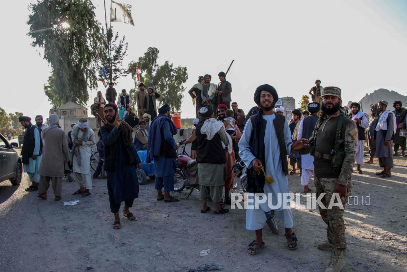  Taliban berjaga selama upacara pembebasan tahanan politik setelah amnesti umum, meninggalkan penjara di Kandahar, Afghanistan, 24 Agustus 2021. Taliban membebaskan sekitar 200 tahanan politik menyusul amnesti umum yang diumumkan kelom
