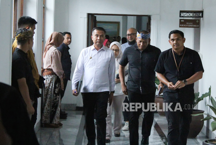 Pj Gubernur Jawa Barat (Jabar) Bey Machmudin menuju ruang rapat untuk mengikuti rapat pimpinan (Rapim) di Gedung Sate, Kota Bandung, Kamis (7/9/2023).