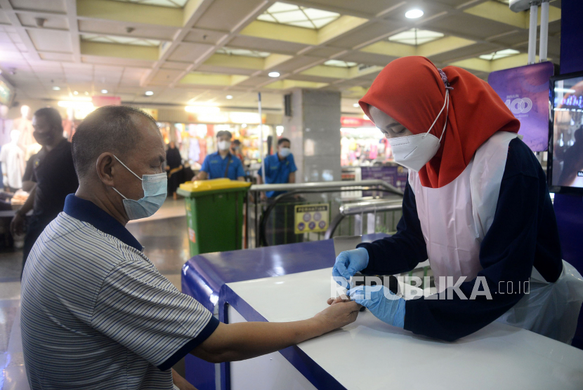 Warga mengikuti pemeriksaan gula darah gratis di Pasar Tanah Abang, Jakarta, Kamis (18/11). Kegiatan yang diselenggarakan oleh Novo Nordisk Indonesia ini dalam rangka Hari Diabetes Sedunia.Prayogi/Republika