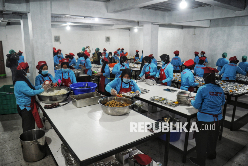 Para pekerja menyiapkan Makanan Bergizi Gratis (MBG) di Dapur Makan Bergizi Gratis Kebayunan, Tapos, Depok, Jawa Barat, Senin (6/1/2025). Sebanyak 190 titik Satuan Pelayanan Pemenuhan Gizi (SPPG) atau dapur mulai beroperasi hari ini, untuk memasok menu Program Makan Bergizi Gratis (MBG). Dapur Kebayunan yang menjadi salah satu mitra mandiri Badan Gizi Nasional (BGN) tersebut memiliki 5 dapur dalam satu lokasi dan mampu memproduksi 16.203  Makan Bergizi Gratis (MBG) setiap hari. Jumlah 16.203 MBG tersebut di distribusikan ke 39 sekolah dari PAUD hingga SLTA, juga ibu hamil dan menyusui di kecamatan Tapos dan Harjamukti, kota Depok. Pemerintah Republik Indonesia secara resmi memulai Program Makan Bergizi Gratis (MBG) pada Senin (6/1/2025) sebagai langkah strategis untuk meningkatkan kualitas hidup masyarakat melalui akses gizi yang lebih baik.