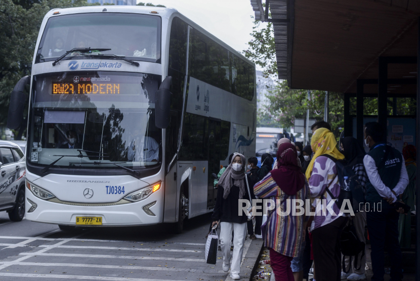 Sejumlah warga menunggu kedatangan bus wisata Transjakarta di Halte IRTI, Jakarta. 
