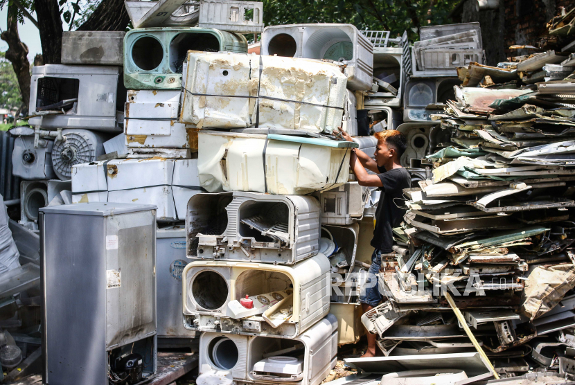 Pekerja memilih barang bekas di tempat pengepulan sampah elektronik di Jakarta. Di Indonesia, limbah elektronik mencapai 1,8 juta ton setiap tahun, namun hanya 10 persen yang dikelola dengan benar/ilustrasi